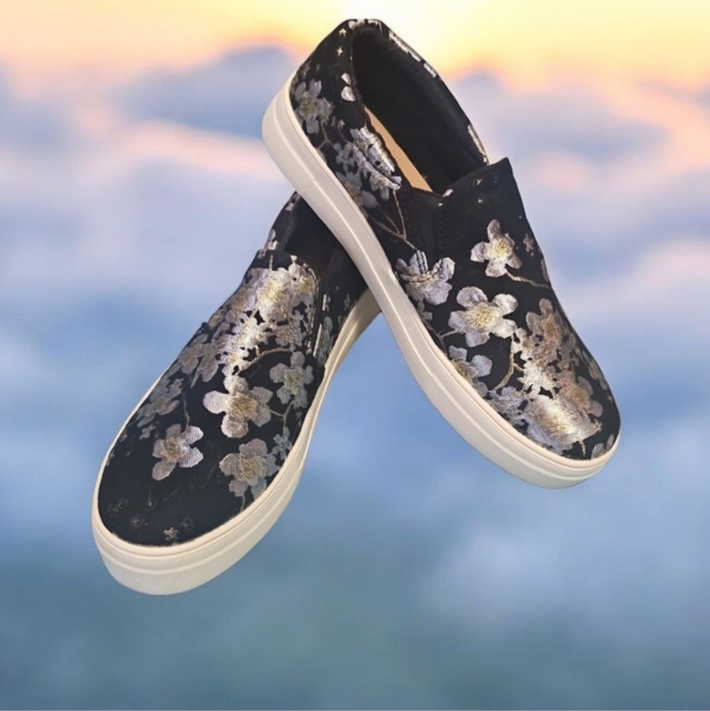 BRASH Slipon shoe size 8.5 black silver flowers like new in great condit…